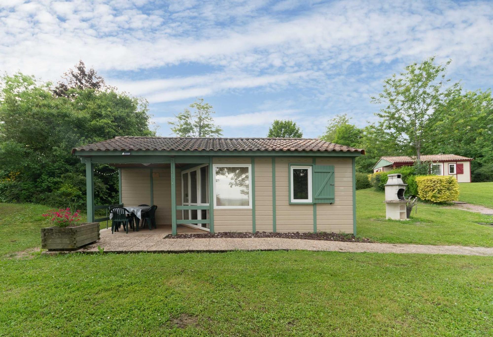 Camping Le Mont Libre - Cottage & Espace Nature - Gannat Exterior photo