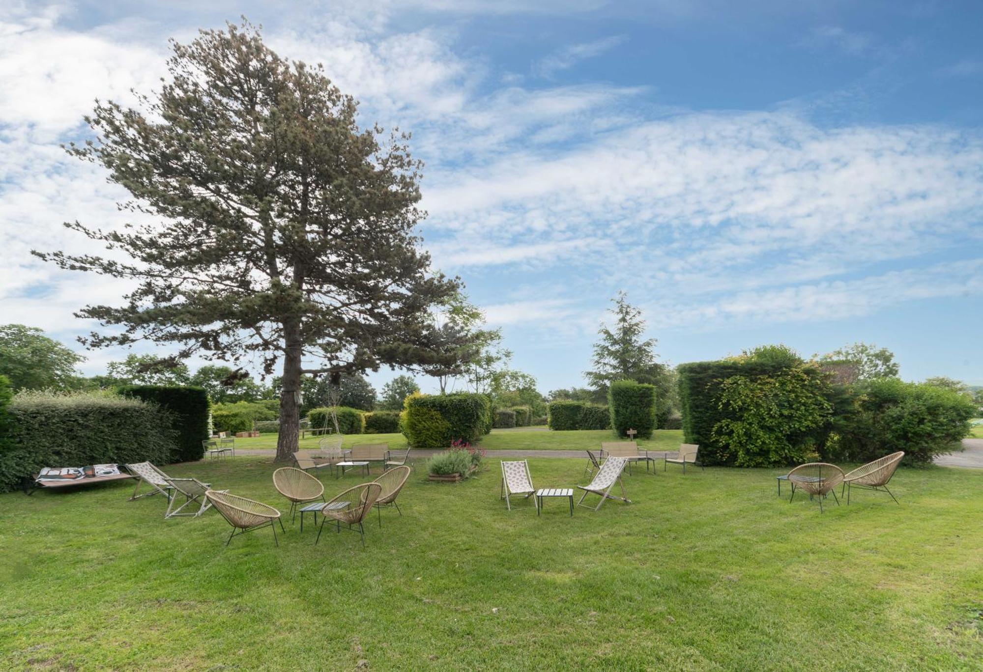 Camping Le Mont Libre - Cottage & Espace Nature - Gannat Exterior photo